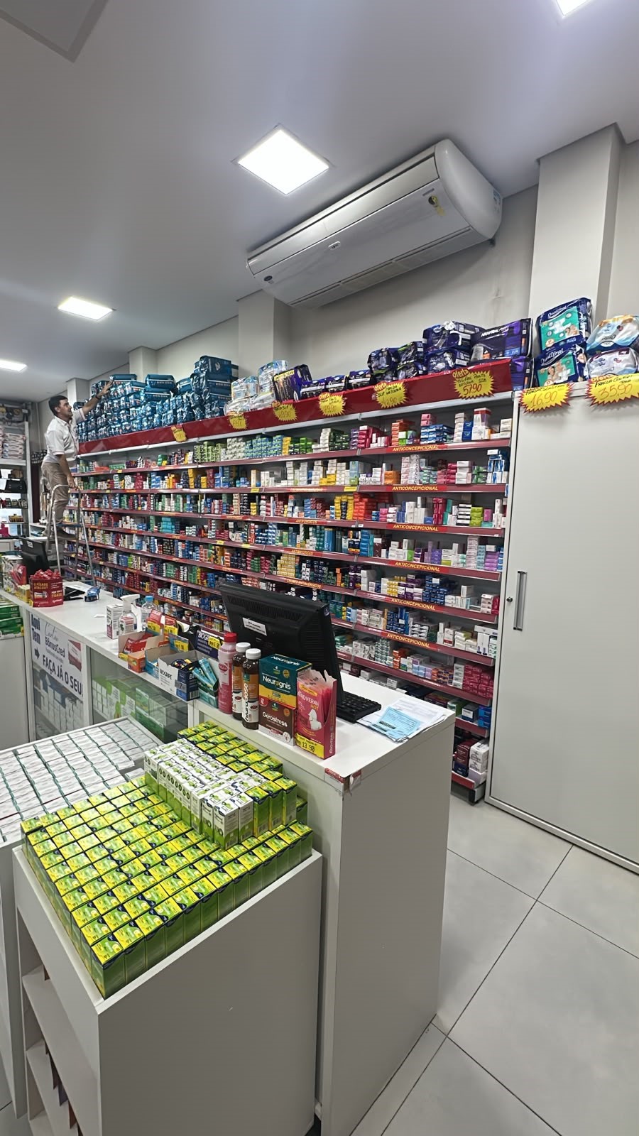 Prateleiras e balcão farmacêutico